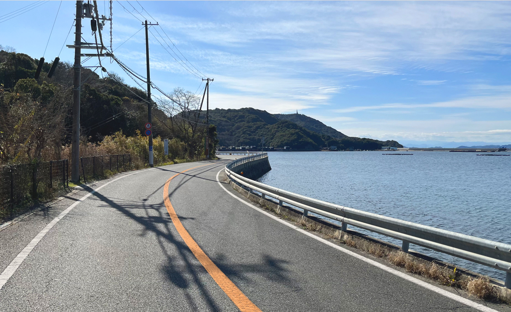 海沿いや山間の上り坂を道なりに進みます。所々急カーブがございます。お気を付けください。