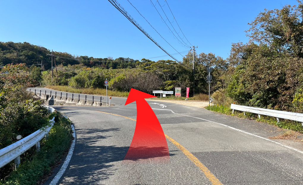 ここで【右側の道】に入ります。そのまま山間を道なりにお進みください。