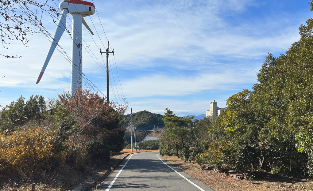 しばらく進むと【風力発電の風車】や【ホテルニューアワジプラザ淡路島の建物】が見えてきます。もう少しで到着です。