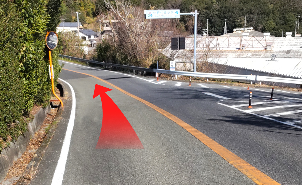 右前方に【休暇村南淡路】の看板が見えます。そのまま直進です。